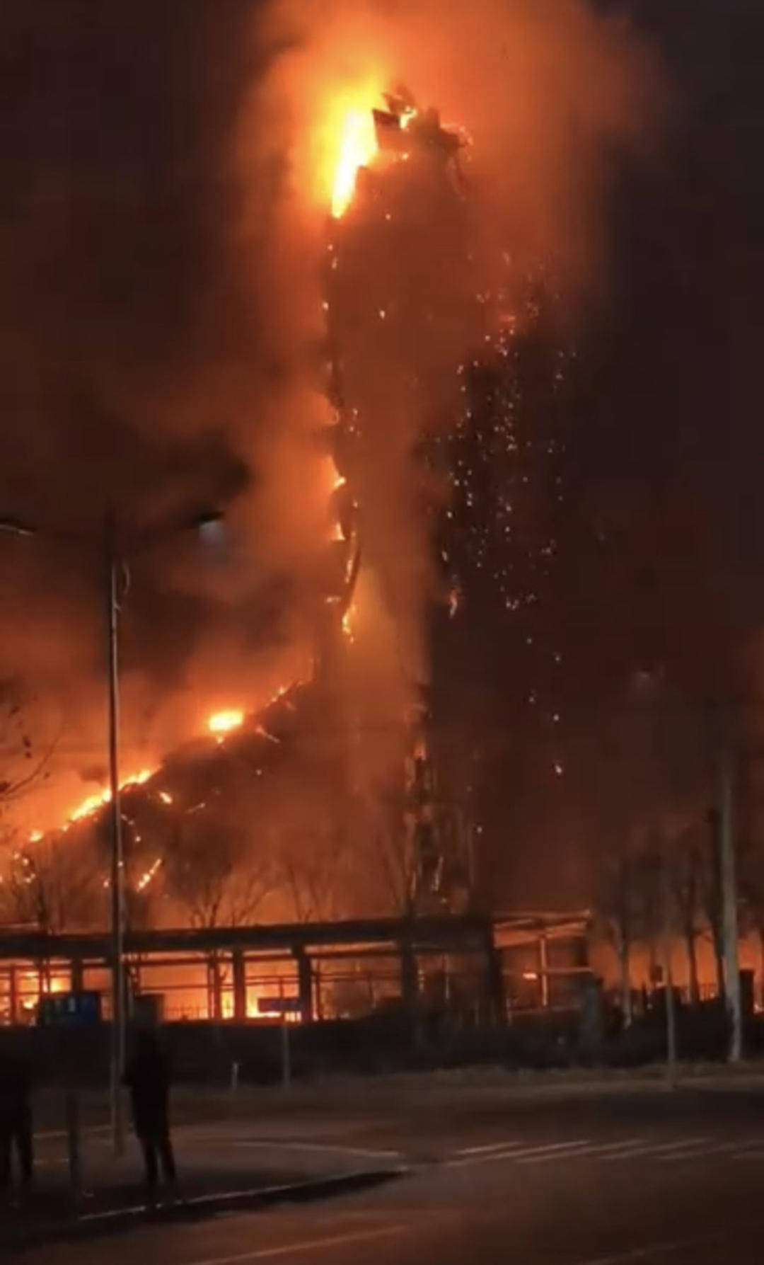 河北保定一园区发生大火当地：火已扑灭无人员伤亡