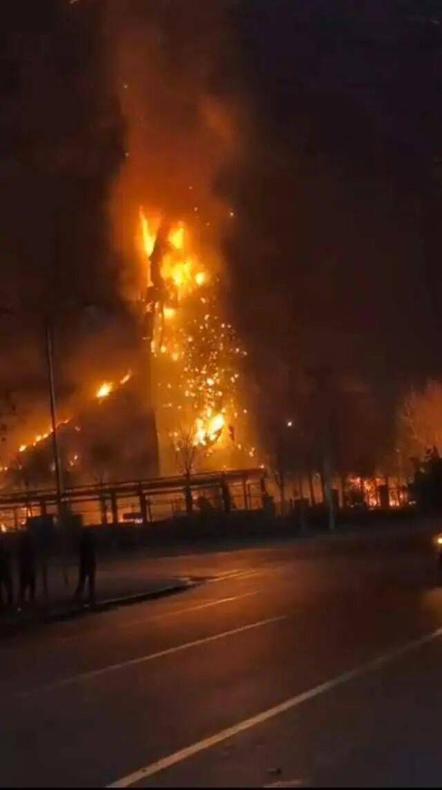 整栋楼都烧没了！河北保定一预制菜企业厂房起火烧了3个小时；当